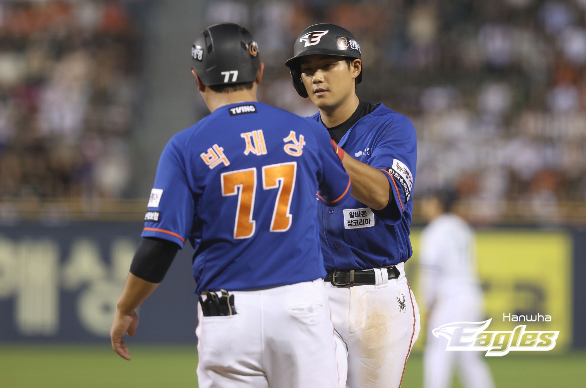 한화 외야수 장진혁(오른쪽)은 28일 사직구장에서 열린 '2024 신한 SOL Bank KBO 리그' 롯데와 주중 3연전 두 번째 경기에서 9번타자 중견수로 선발 출전했다. 2회초 결승타에 이어 8회초 쐐기타를 터트리는 등 3타점으로 팀 승리에 보탬이 됐다. 한화 이글스