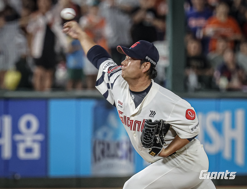 롯데 투수 김상수는 28일 사직구장에서 열린 '2024 신한 SOL Bank KBO 리그' 한화와 주중 3연전 두 번째 경기에서 구원 등판했다. 제구 난조로 흔들려 ⅓이닝 3실점으로 부진했다. 롯데 자이언츠