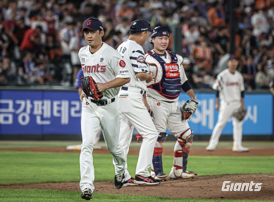 롯데 투수 진해수는 28일 사직구장에서 열린 '2024 신한 SOL Bank KBO 리그' 한화와 주중 3연전 두 번째 경기에서 구원 등판했다. 제구 난조로 흔들려 0이닝 1실점으로 부진했다. 롯데 자이언츠