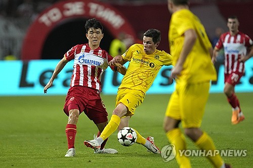 세르비아 매체 텔레그라프가 29일(한국시간) 황인범이 2024-2025시즌 유럽축구연맹(UEFA) 챔피언스리그 본선 진출을 확정한 즈베즈다에 잔류한다고 보도했다.   즈베즈다는 이날 세르비아 베오그라드에 있는 슈타디온 라이코 미티치에서 열린 보되글림트(노르웨이)와의 대회 예선 플레이오프 2차전에서 2-0으로 승리했다. 즈베즈다가 챔피언스리그 진출에 성공하면서 황인범의 잔류 가능성이 높아지고 있다. 연합뉴스