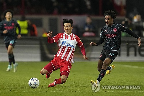 세르비아 매체 텔레그라프가 29일(한국시간) 황인범이 2024-2025시즌 유럽축구연맹(UEFA) 챔피언스리그 본선 진출을 확정한 즈베즈다에 잔류한다고 보도했다.   즈베즈다는 이날 세르비아 베오그라드에 있는 슈타디온 라이코 미티치에서 열린 보되글림트(노르웨이)와의 대회 예선 플레이오프 2차전에서 2-0으로 승리했다. 즈베즈다가 챔피언스리그 진출에 성공하면서 황인범의 잔류 가능성이 높아지고 있다. 연합뉴스