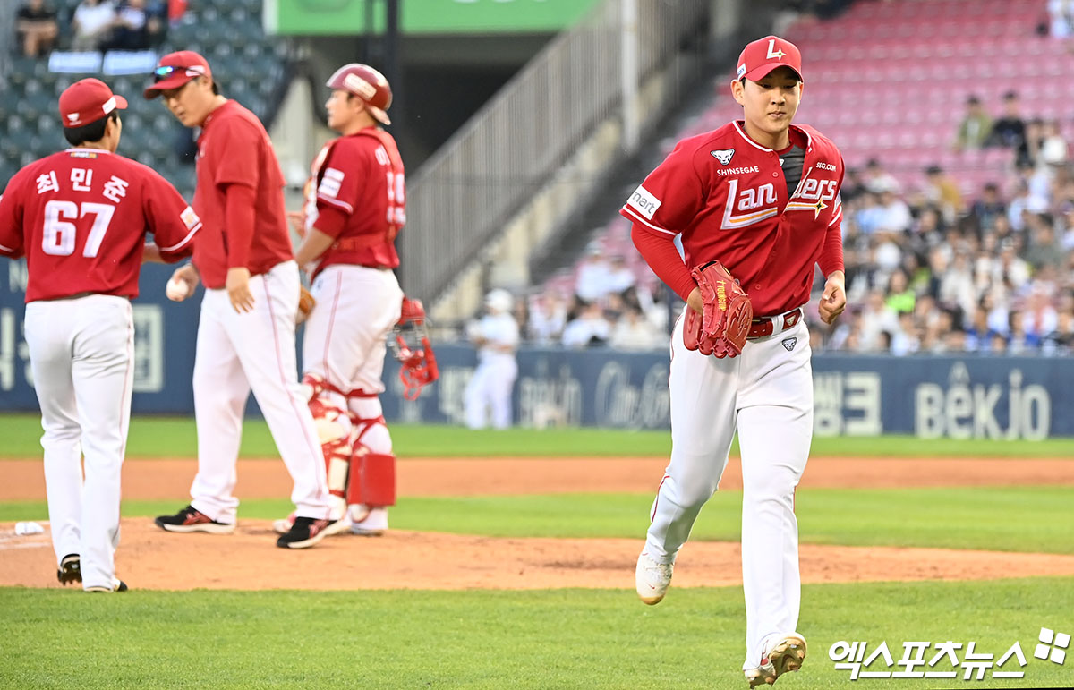 23일 오후 서울 송파구 잠실야구장에서 열린 '2024 신한 SOL Bank KBO리그' SSG 랜더스와 두산 베어스의 경기, 2회말 무사 만루 SSG 선발투수 송영진이 마운드를 내려가고 있다. 엑스포츠뉴스 DB