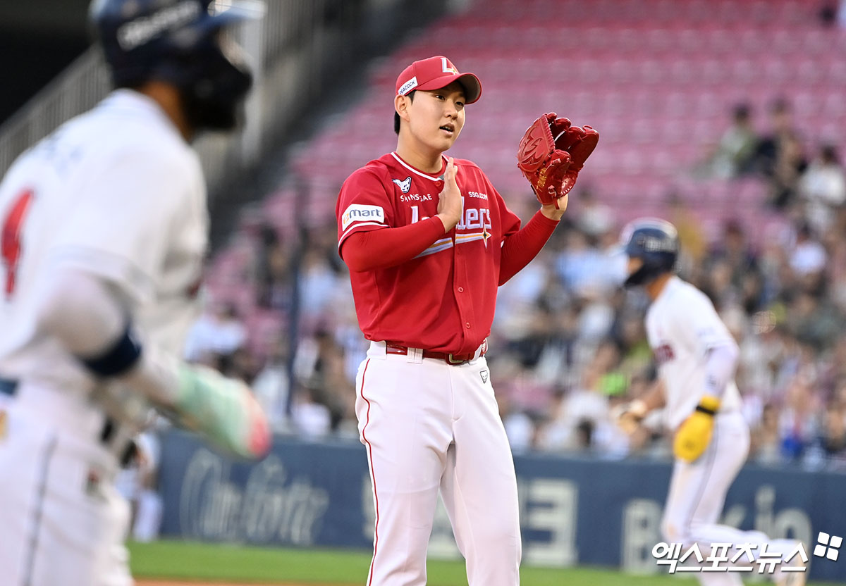 23일 오후 서울 송파구 잠실야구장에서 열린 '2024 신한 SOL Bank KBO리그' SSG 랜더스와 두산 베어스의 경기, 2회말 무사 만루 SSG 선발투수 송영진이 두산 조수행에게 밀어내기 볼넷을 허용한 후 아쉬워하고 있다. 엑스포츠뉴스 DB