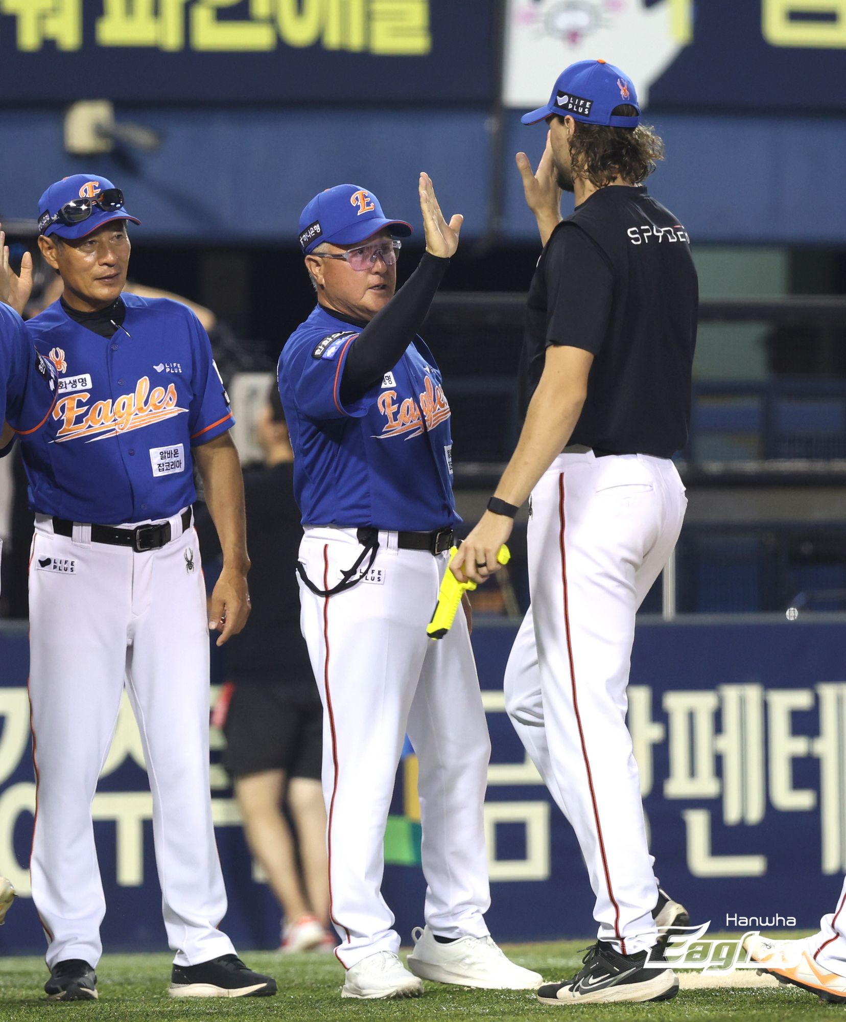 한화 투수 와이스(오른쪽)는 28일 사직구장에서 열린 '2024 신한 SOL Bank KBO 리그' 롯데와 주중 3연전 두 번째 경기에서 선발 등판했다. 6⅔이닝 1피안타 무실점 완벽투로 롯데 타선을 제압했다. 시즌 4승은 덤이다. 한화 이글스