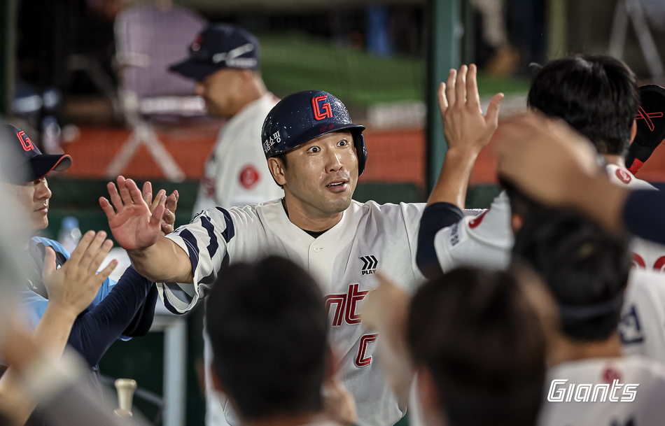 롯데 외야수 전준우는 29일 사직구장에서 열린 '2024 신한 SOL Bank KBO 리그' 한화와 주중 3연전 마지막 경기에 5번타자 좌익수로 선발 출전했다. 1회말 싹쓸이 3루타를 쳐 결승타를 기록했다. 롯데 자이언츠