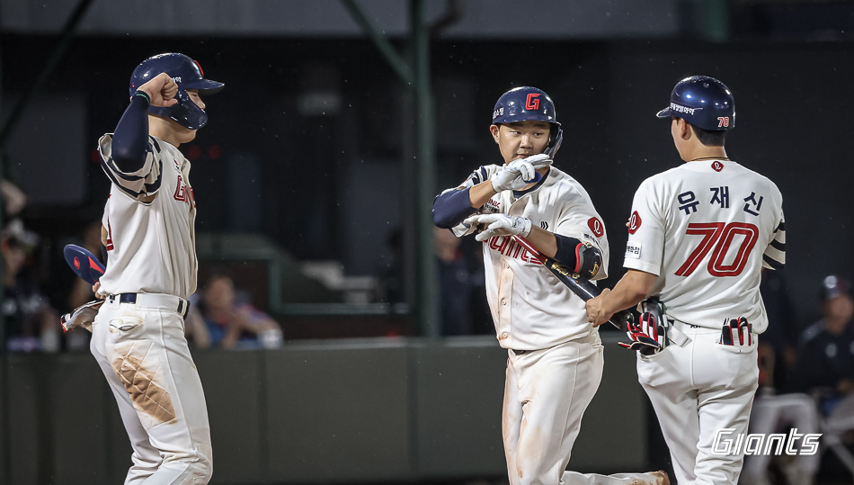 롯데 내야수 손호영(가운데)은 29일 사직구장에서 열린 '2024 신한 SOL Bank KBO 리그' 한화와 주중 3연전 마지막 경기에 3번타자 3루수로 선발 출전했다. 4회말 적시타와 5회말 홈런을 앞세워 팀 승리에 힘을 보탰다. 롯데 자이언츠