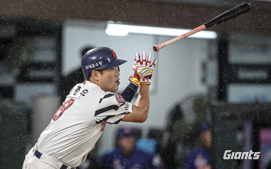 롯데 외야수 전준우는 29일 사직구장에서 열린 '2024 신한 SOL Bank KBO 리그' 한화와 주중 3연전 마지막 경기에 5번타자 좌익수로 선발 출전했다. 1회말 싹쓸이 3루타를 쳐 결승타를 기록했다. 롯데 자이언츠