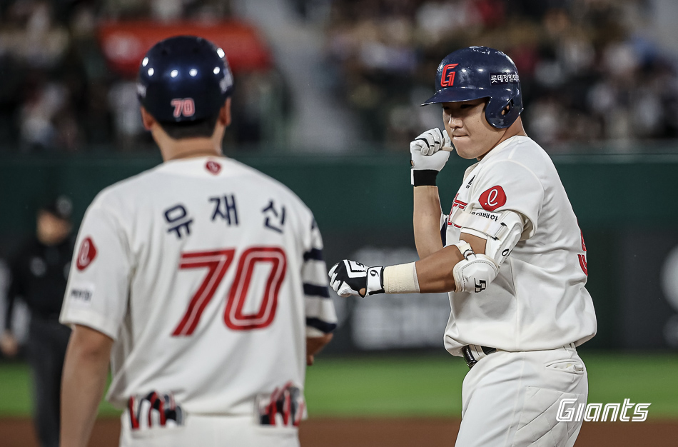 롯데 내야수 정훈(오른쪽)은 29일 사직구장에서 열린 '2024 신한 SOL Bank KBO 리그' 한화와 주중 3연전 마지막 경기에 7번 지명타자로 선발 출전했다. 3안타와 3타점을 기록해 공격에 활력을 불어넣었다. 롯데 자이언츠