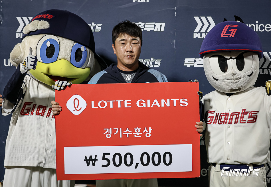 롯데 내야수 정훈은 29일 사직구장에서 열린 '2024 신한 SOL Bank KBO 리그' 한화와 주중 3연전 마지막 경기에 7번 지명타자로 선발 출전했다. 3안타와 3타점을 기록해 공격에 활력을 불어넣었다. 롯데 자이언츠