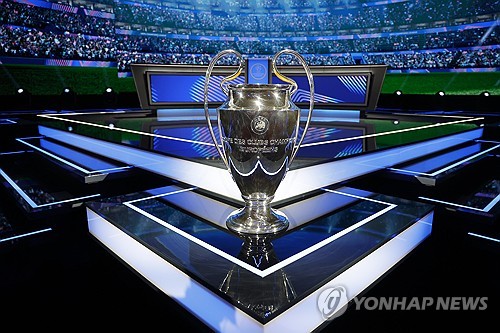 유럽축구연맹(UEFA)는 30일(한국시간) 모나코의 그리말디 포럼에서 2024-25시즌 UEFA 챔피언스리그 본선 추첨식을 진행했다. 새롭게 개편된 UEFA 챔피언스리그 본선 추첨 결과 바이에른 뮌헨과 PSG가 맞대결을 갖게 되면서 김민재와 이강인 간의 맞대결이 성사됐다. 연합뉴스