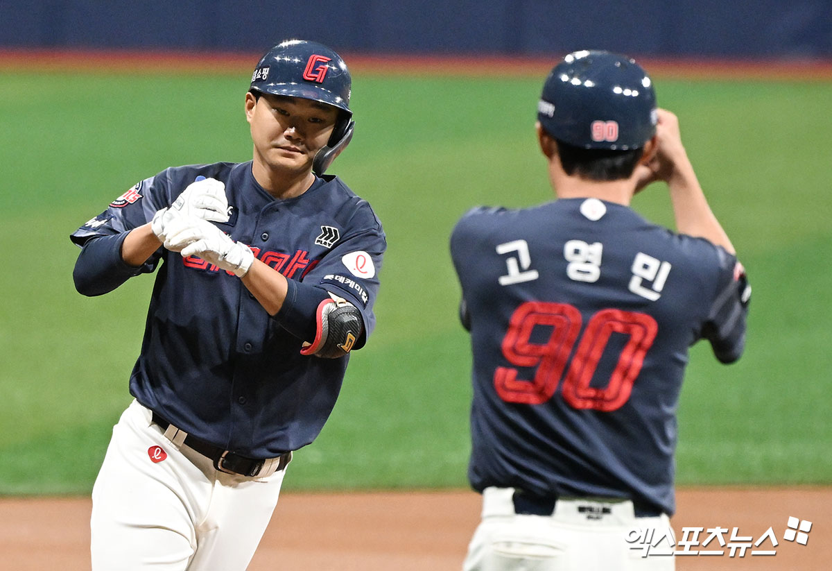 롯데 자이언츠 내야수 손호영이 30일 서울 고척스카이돔에서 열린 2024 신한 SOL Bank KBO리그 키움 히어로즈와의 팀 간 16차전에서 1회초 선제 2점 홈런을 기록하면서 팀의 대승을 이끌었다. 프로 데뷔 후 처음으로 단일 시즌 세 자릿수 안타를 생산하는 기쁨도 맛봤다. 사진 김한준 기자