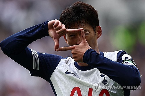 토트넘 홋스퍼가 유럽축구연맹(UEFA) 유로파리그에서 마침내 무관의 한을 풀 수 있을까. 최근 유로파리그 일정이 나온 이후 공개된 우승 배당에서 토트넘이 가장 높은 배당을 받은 것으로 확인됐다. 토트넘은 맨체스터 유나이티드와 함께 이번 시즌 유로파리그 강력한 우승 후보로 평가되고 있다. 우승을 위해 선택과 집중을 해야 하는 토트넘에 유로파리그는 매력적인 선택지다. 사진 연합뉴스