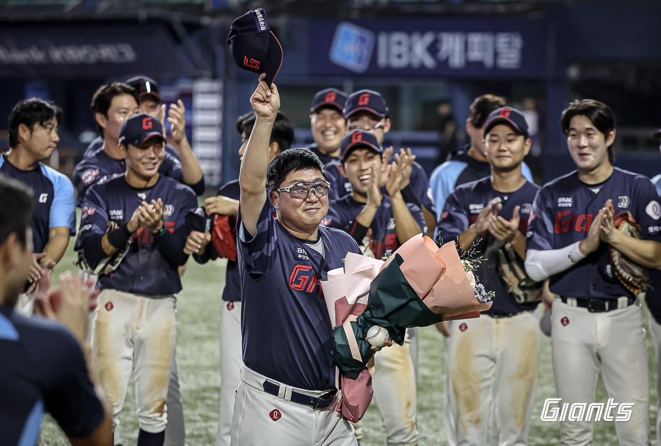 김태형 롯데 자이언츠 감독이 31일 서울 잠실야구장에서 열린 2024 신한 SOL Bank KBO리그 두산 베어스와의 팀 간 14차전에서 7-4로 승리를 거두고 사령탑 커리어 통산 700승 고지를 밟았다. KBO리그 역대 8번째 대기록의 주인공이 되는 기쁨을 맛봤다. 사진 롯데 자이언츠