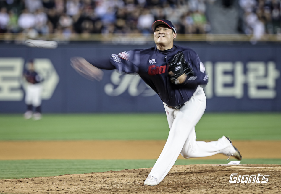 롯데 자이언츠 베테랑 사이드암 한현희가 31일 서울 잠실야구장에서 열린 2024 신한 SOL Bank KBO리그 두산 베어스와의 팀 간 14차전에서 5회말 구원 등판, 1이닝 1피안타 2탈삼진 무실점을 기록하면서 구원승을 따냈다. 사진 롯데 자이언츠