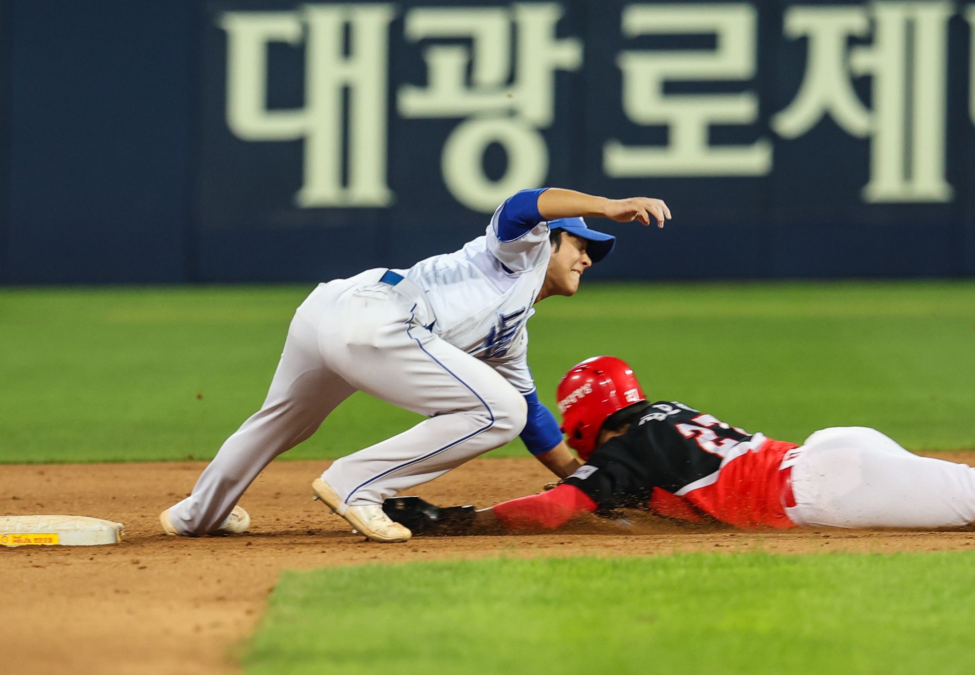 삼성 라이온즈 내야수 이재현이 지난 31일 대구 삼성라이온즈파크에서 열린 KIA 타이거즈와의 홈경기에서 김호령의 도루 저지를 위해 태그하고 있다. 삼성 라이온즈 제공