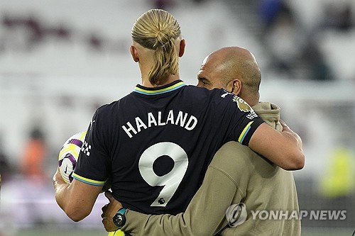 영국 매체 데일리 메일에 따르면 맨체스터 시티를 이끄는 펩 과르디올라 감독은 엘링 홀란은 총으로도 막을 수 없다고 주장했다. 홀란은 1일 웨스트햄 유나이티드와의 2024-25시즌 프리미어리그 3라운드 원정 경기에서 해트트릭을 달성하며 3-1 완승을 이끌었다. 연합뉴스