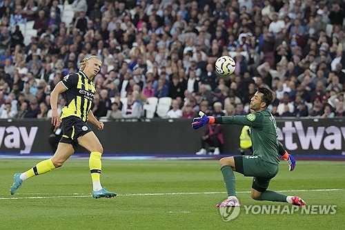 영국 매체 데일리 메일에 따르면 맨체스터 시티를 이끄는 펩 과르디올라 감독은 엘링 홀란은 총으로도 막을 수 없다고 주장했다. 홀란은 1일 웨스트햄 유나이티드와의 2024-25시즌 프리미어리그 3라운드 원정 경기에서 해트트릭을 달성하며 3-1 완승을 이끌었다. 연합뉴스