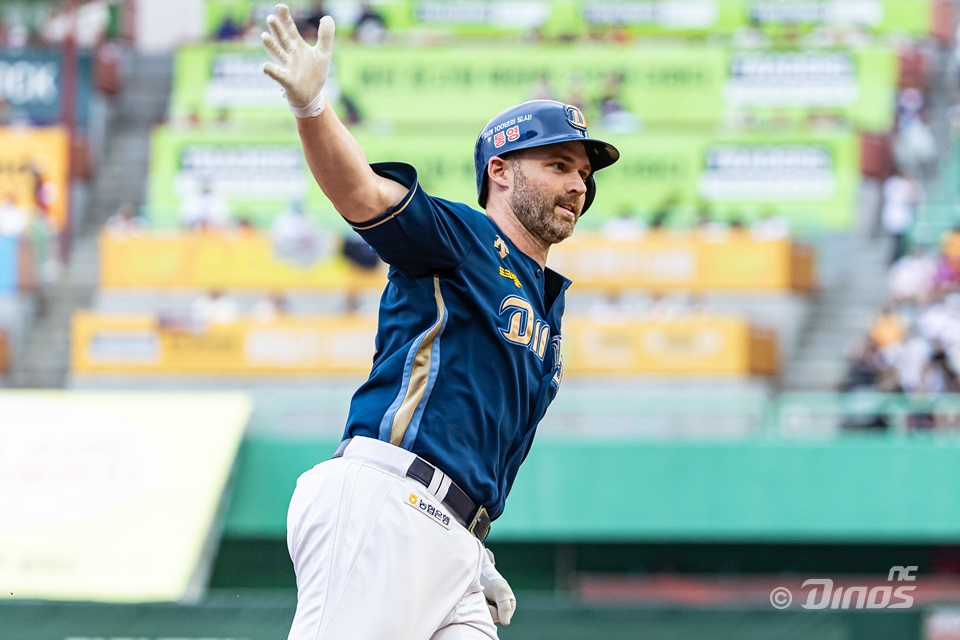 NC 내야수 데이비슨은 1일 인천 SSG랜더스필드에서 열린 '2024 신한 SOL Bank KBO 리그' SSG와 팀 간 제14차전에서 3번타자 1루수로 선발 출전했다. 6회초 홈런포를 쳐 공격에 활력을 불어넣었다. NC 다이노스