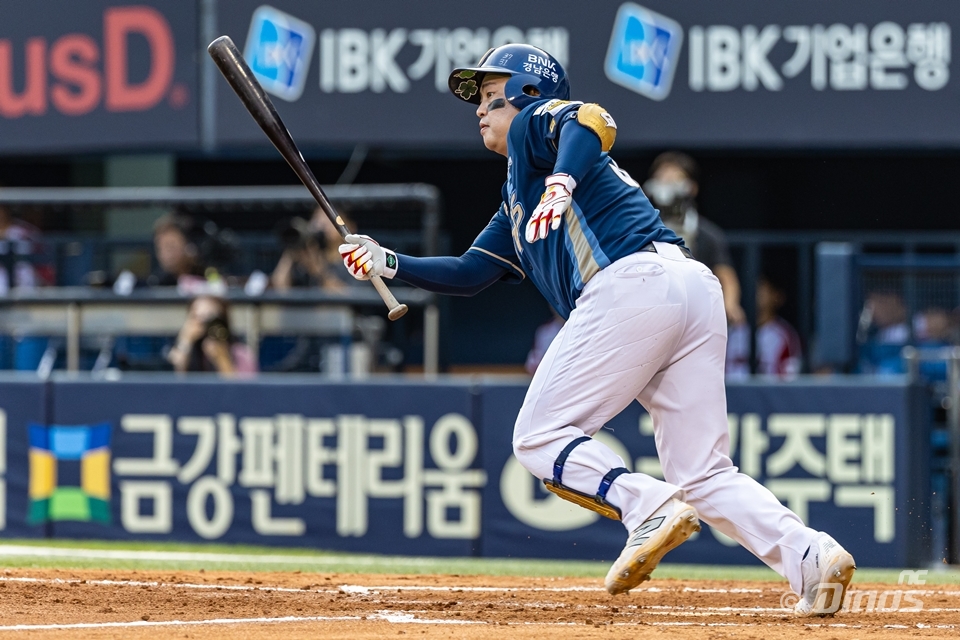 NC 외야수 권희동은 1일 인천 SSG랜더스필드에서 열린 '2024 신한 SOL Bank KBO 리그' SSG와 팀 간 제14차전에서 4번타자 좌익수로 선발 출전했다. 6회초 데이비슨에 뒤를 이어 2타자 연속 홈런을 만들며 공격에 활력을 불어넣었다. NC 다이노스