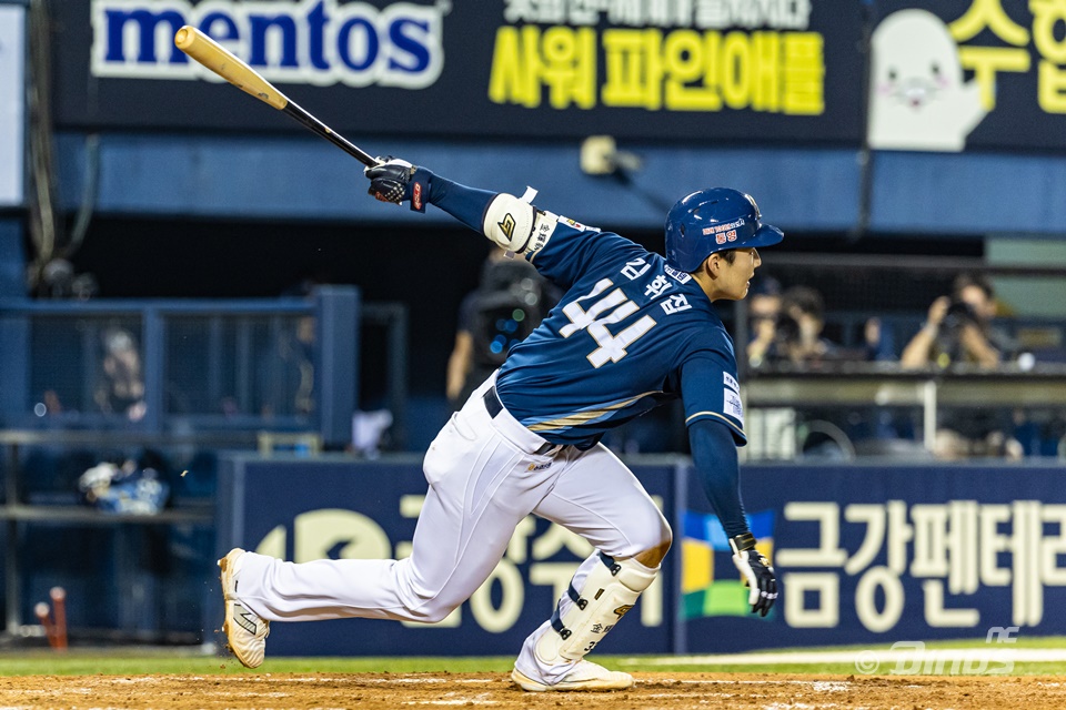 NC 내야수 김휘집은 1일 인천 SSG랜더스필드에서 열린 '2024 신한 SOL Bank KBO 리그' SSG와 팀 간 제14차전에서 5번타자 3루수로 선발 출전했다. 8회초와 9회초 적시타를 터트려 팀 승리에 힘을 보탰다. NC 다이노스