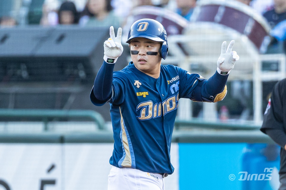 NC 외야수 권희동은 1일 인천 SSG랜더스필드에서 열린 '2024 신한 SOL Bank KBO 리그' SSG와 팀 간 제14차전에서 4번타자 좌익수로 선발 출전했다. 6회초 데이비슨에 뒤를 이어 2타자 연속 홈런을 만들며 공격에 활력을 불어넣었다. KBO 리그 107번째 통산 100홈런도 기록했다. NC 다이노스