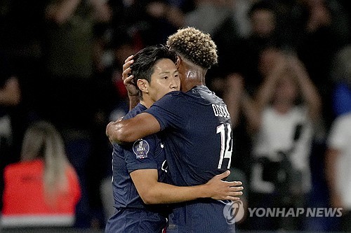 개막 후 2경기 연속골을 넣었지만 출전 시간은 오히려 줄어들고 있다. 파리 생제르맹(PSG)에서 활약 중인 이강인이 2일(한국시간) LOSC 릴을 상대로 2경기 연속 교체 출전했으나 지난 경기보다 더 늦은 시간에 투입되며 주전 경쟁에 빨간불이 켜졌다. 개막전서 선발 출전해 2분 4초만에 골을 넣었던 이강인은 지난 몽펠리에전에 이어 2경기 연속 교체 투입됐다. 몽펠리에전에서 득점을 올리며 주전 경쟁에 청신호를 켜는 듯했지만 오히려 이날 더 늦은 시간에 투입되면서 짧은 시간만 그라운드를 누볐다. 15분간 드리블 돌파 2회 성공을 기록한 게 전부였다. 연합뉴스