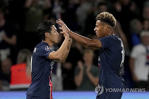 개막 후 2경기 연속골을 넣었지만 출전 시간은 오히려 줄어들고 있다. 파리 생제르맹(PSG)에서 활약 중인 이강인이 2일(한국시간) LOSC 릴을 상대로 2경기 연속 교체 출전했으나 지난 경기보다 더 늦은 시간에 투입되며 주전 경쟁에 빨간불이 켜졌다. 개막전서 선발 출전해 2분 4초만에 골을 넣었던 이강인은 지난 몽펠리에전에 이어 2경기 연속 교체 투입됐다. 몽펠리에전에서 득점을 올리며 주전 경쟁에 청신호를 켜는 듯했지만 오히려 이날 더 늦은 시간에 투입되면서 짧은 시간만 그라운드를 누볐다. 15분간 드리블 돌파 2회 성공을 기록한 게 전부였다. 연합뉴스