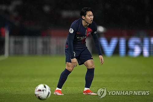 개막 후 2경기 연속골을 넣었지만 출전 시간은 오히려 줄어들고 있다. 파리 생제르맹(PSG)에서 활약 중인 이강인이 2일(한국시간) LOSC 릴을 상대로 2경기 연속 교체 출전했으나 지난 경기보다 더 늦은 시간에 투입되며 주전 경쟁에 빨간불이 켜졌다. 개막전서 선발 출전해 2분 4초만에 골을 넣었던 이강인은 지난 몽펠리에전에 이어 2경기 연속 교체 투입됐다. 몽펠리에전에서 득점을 올리며 주전 경쟁에 청신호를 켜는 듯했지만 오히려 이날 더 늦은 시간에 투입되면서 짧은 시간만 그라운드를 누볐다. 15분간 드리블 돌파 2회 성공을 기록한 게 전부였다. 연합뉴스