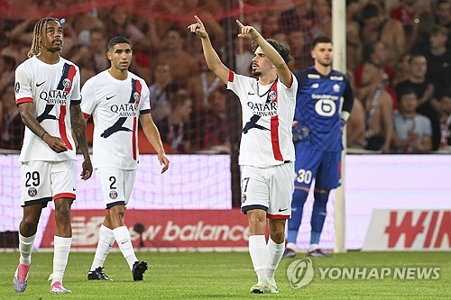 개막 후 2경기 연속골을 넣었지만 출전 시간은 오히려 줄어들고 있다. 파리 생제르맹(PSG)에서 활약 중인 이강인이 2일(한국시간) LOSC 릴을 상대로 2경기 연속 교체 출전했으나 지난 경기보다 더 늦은 시간에 투입되며 주전 경쟁에 빨간불이 켜졌다. 개막전서 선발 출전해 2분 4초만에 골을 넣었던 이강인은 지난 몽펠리에전에 이어 2경기 연속 교체 투입됐다. 몽펠리에전에서 득점을 올리며 주전 경쟁에 청신호를 켜는 듯했지만 오히려 이날 더 늦은 시간에 투입되면서 짧은 시간만 그라운드를 누볐다. 15분간 드리블 돌파 2회 성공을 기록한 게 전부였다. 연합뉴스