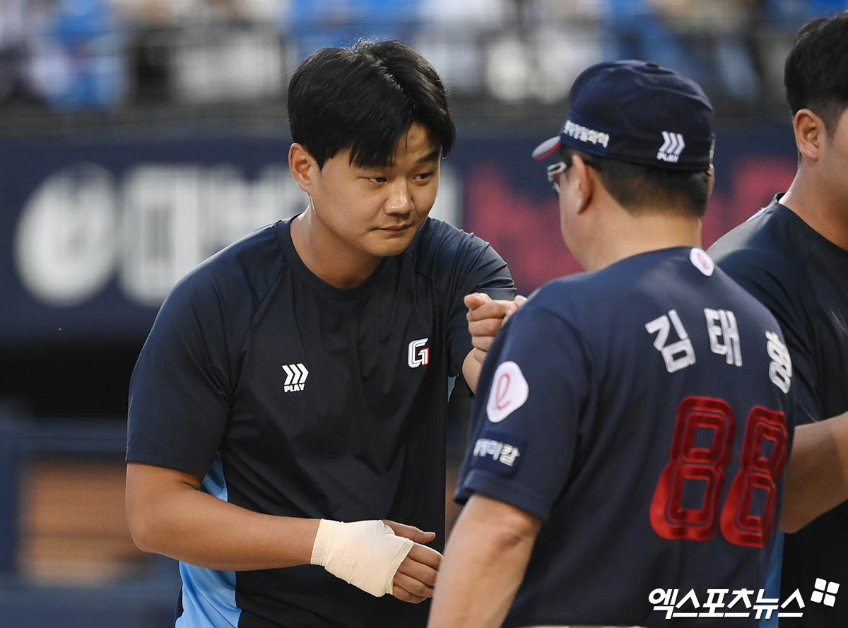 1일 오후 서울 송파구 잠실야구장에서 열린 '2024 신한 SOL Bank KBO리그' 롯데 자이언츠와 두산 베어스의 경기, 연장 12회 승부 끝에 롯데가 4:3의 스코어로 승리했다. 경기 종료 후 롯데 손호영이 김태형 감독과 승리의 기쁨을 나누고 있다. 엑스포츠뉴스 DB