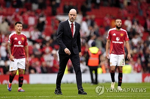 홈에서 라이벌 리버풀에 0-3으로 완패한 에릭 텐 하흐 맨체스터 유나이티드 감독이 자신의 잘못에 따른 패배가 아니라고 잡아떼 눈길을 끈다. 영국 공영방송 BBC에 따르면 텐 하흐 감독은 경기 후 기자회견에서 '난 해리 포터가 아니다'며 마법을 부릴 수 없다. 긍정적인 면에 대해 이야기하고 싶지 않다. 우리와 팬들에게 상처가 된 경기였다'고 말했다. 연합뉴스