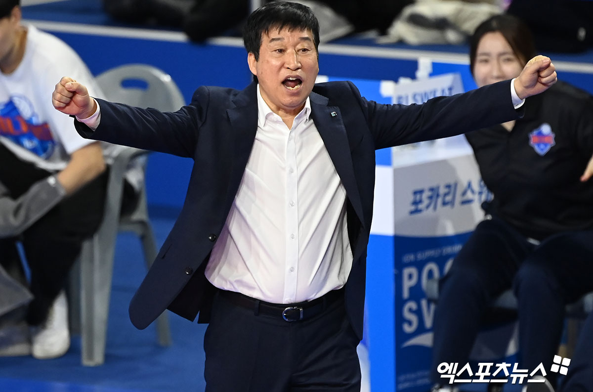 5일 오후 경기도 화성 종합실내체육관에 열린 ‘도드람 2023-2024 V-리그’ IBK 기업은행과 흥국생명의 경기, 기업은행 김호철 감독이 기뻐하고 있다. 엑스포츠뉴스 DB