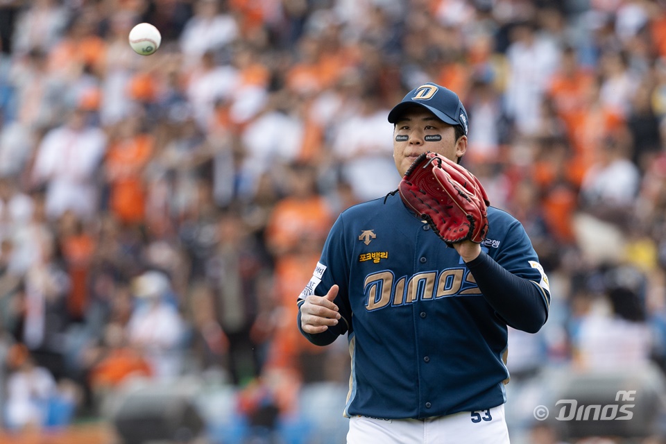 NC 투수 신민혁은 지난달 31일 SSG랜더스필드에서 열린 '2024 신한 SOL Bank KBO 리그' SSG와 팀 간 제13차전을 끝으로 시즌을 마무리했다. 그는 팔꿈치 뼛조각 수술을 받으며 다음 시즌을 준비한다. NC 다이노스