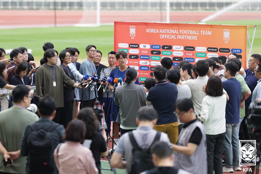 이재성이 2일 고양종합운동장에서 진행된 대한민국 축구 국가대표팀 9월 A매치 소집 훈련 첫날 인터뷰에서 처음 일하게 된 홍명보 신임 축구 대표팀 감독에 대해 입을 열었다.   축구대표팀은 오는 5일 오후 8시 서울월드컵경기장에서 팔레스타인, 11일 오후 11시 오만 무스카트에 있는 술탄 카부스 스포츠 종합운동장에서 오만과 2026 국제축구연맹(FIFA) 북중미(캐나다-미국-멕시코 공동개최) 월드컵 아시아지역 3차 예선 B조 1, 2차전을 치른다. 대한축구협회