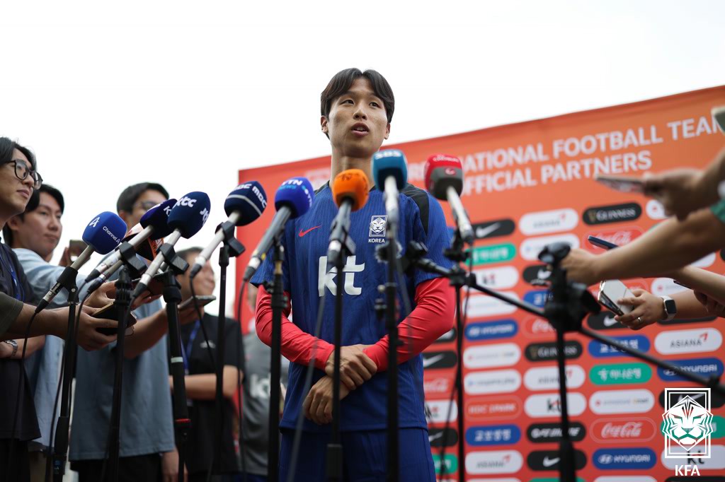 엄지성이 2일 고양종합운동장에서 진행된 대한민국 축구 국가대표팀 9월 A매치 소집 훈련 첫날 인터뷰에서 올림픽 기간에 대회에 출전하지 못한 아쉬움을 드러냈다.  대한축구협회