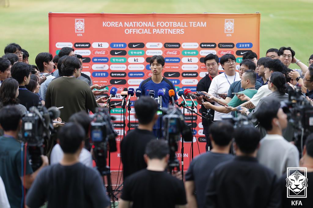 엄지성이 2일 고양종합운동장에서 진행된 대한민국 축구 국가대표팀 9월 A매치 소집 훈련 첫날 인터뷰에서 올림픽 기간에 대회에 출전하지 못한 아쉬움을 드러냈다.  대한축구협회