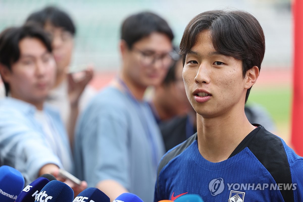 (고양=연합뉴스) 박동주 기자 = '홍명보호' 축구 대표팀 엄지성이 2일 경기 고양시 고양종합운동장에서 2026 북중미 월드컵 아시아지역 3차 예선 대비 훈련에 앞서 취재진과 인터뷰하고 있다. 2024.9.2