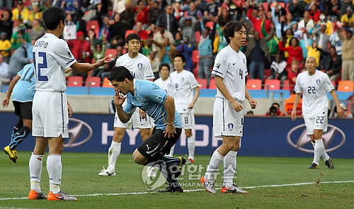 우루과이 축구협회가 3일(한국시간) 루이스 수아레스의 은퇴 기자회견을 열었다. 수아레스는 이번 9월 A매치 기간 열리는 파라과이전을 끝으로 대표팀 은퇴를 선언했다. 연합뉴스