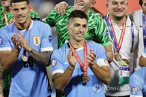 우루과이 축구협회가 3일(한국시간) 루이스 수아레스의 은퇴 기자회견을 열었다. 수아레스는 이번 9월 A매치 기간 열리는 파라과이전을 끝으로 대표팀 은퇴를 선언했다. 연합뉴스