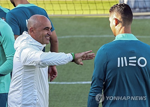 호날두가 3일(한국시간) 포르투갈 리스본에서 진행된 기자회견에서 당분간 대표팀 은퇴 없이 더 이룰 수 있는 게 없을 때까지 조국을 위해 뛰겠다고 말했다.   현지 언론에 따르면, 호날두는 자신을 둘러싼 대표팀 은퇴설이 언론이 만든 허상이라며 동기부여로 더 많은 경기를 뛰겠다고 했다. 연합뉴스