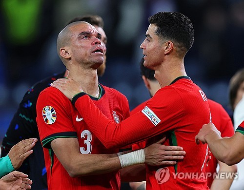 호날두가 3일(한국시간) 포르투갈 리스본에서 진행된 기자회견에서 당분간 대표팀 은퇴 없이 더 이룰 수 있는 게 없을 때까지 조국을 위해 뛰겠다고 말했다.   현지 언론에 따르면, 호날두는 자신을 둘러싼 대표팀 은퇴설이 언론이 만든 허상이라며 동기부여로 더 많은 경기를 뛰겠다고 했다. 연합뉴스