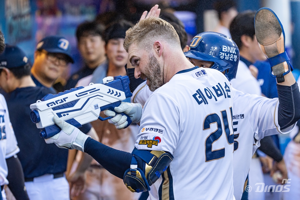 NC 내야수 데이비슨은 3일 창원 NC파크에서 열린 '2024 신한 SOL Bank KBO 리그' 키움과 주중 3연전에서 3번타자 1루수로 선발 출전했다. 2회말 후라도 상대 2점 홈런을 쏘아 올려 시즌 40홈런 고지를 밟았다. NC 다이노스