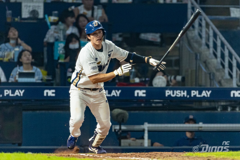 NC 외야수 천재환은 3일 창원 NC파크에서 열린 '2024 신한 SOL Bank KBO 리그' 키움과 주중 3연전에서 첫 번째 경기에서 6번타자 우익수로 선발 출전했다. 8회말 1타점 적시타를 쳐 승리에 쐐기를 박았다. NC 다이노스