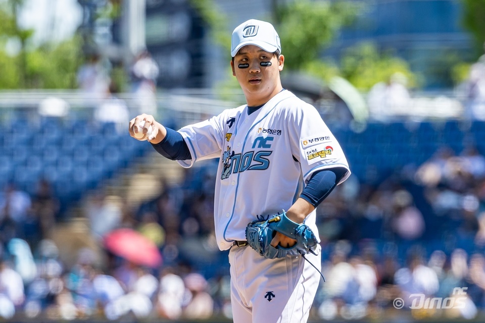 NC 투수 이용준은 3일 창원 NC파크에서 열린 '2024 신한 SOL Bank KBO 리그' 키움과 주중 3연전에서 첫 번째 경기에서 선발 등판했다. 이날 6이닝 2실점으로 호투해 시즌 최고의 투구를 선보여 시즌 2승을 챙겼다. NC 다이노스