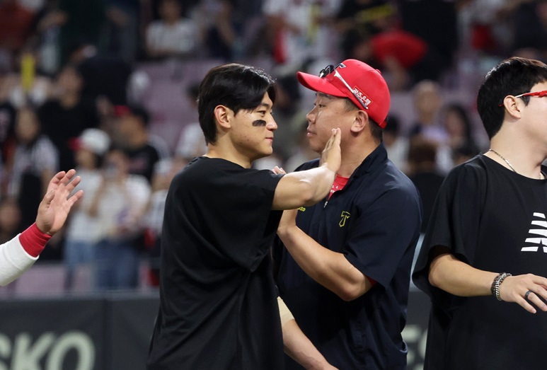 KIA 내야수 김도영이 9월 3일 광주 기아챔피언스필드전에서 열린 '2024 신한 SOL 뱅크 KBO리그'  LG와의 홈 경기에서 팀이 승리한 뒤 이범호 감독과 세리머니하고 있다. 김도영은 5회말 상대 선발 투수 엘리에이저 에르난데스가 던진 공에 왼쪽 팔꿈치 보호대를 부근을 맞아 즉시 검진을 받았다. 김도영은 단순 타박상인 것으로 확인됐고 4일 광주 한화전에 이름을 올렸다. 연합뉴스