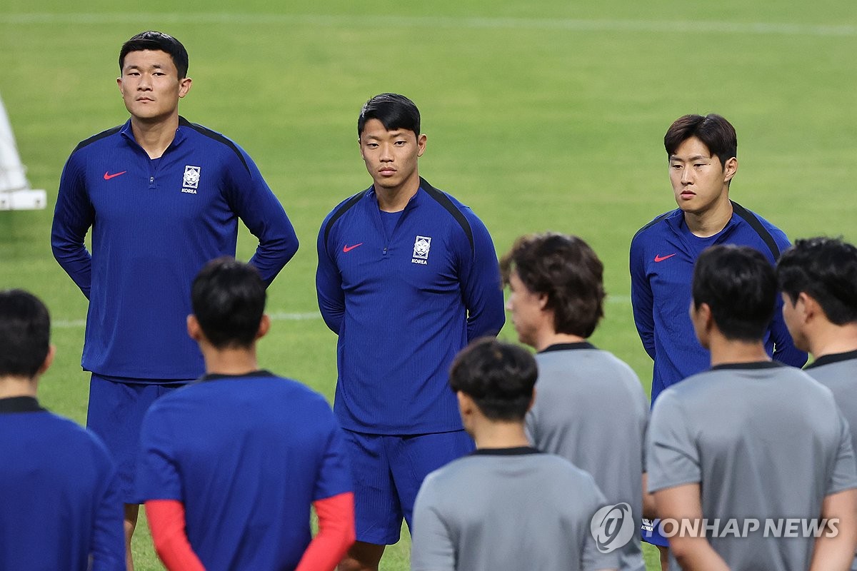 김민재, 황희찬, 이강인 등 축구국가대표팀 선수들이 3일 경기도 고양시 고양종합운동장에서 2026 북중미 월드컵 아시아 3차 예선을 앞두고 열린 훈련에서 홍명보 감독의 작전 지시를 경청하고 있다. 한국은 5일 서울월드컵경기장에서 팔레스타인과 격돌한다. 연합뉴스