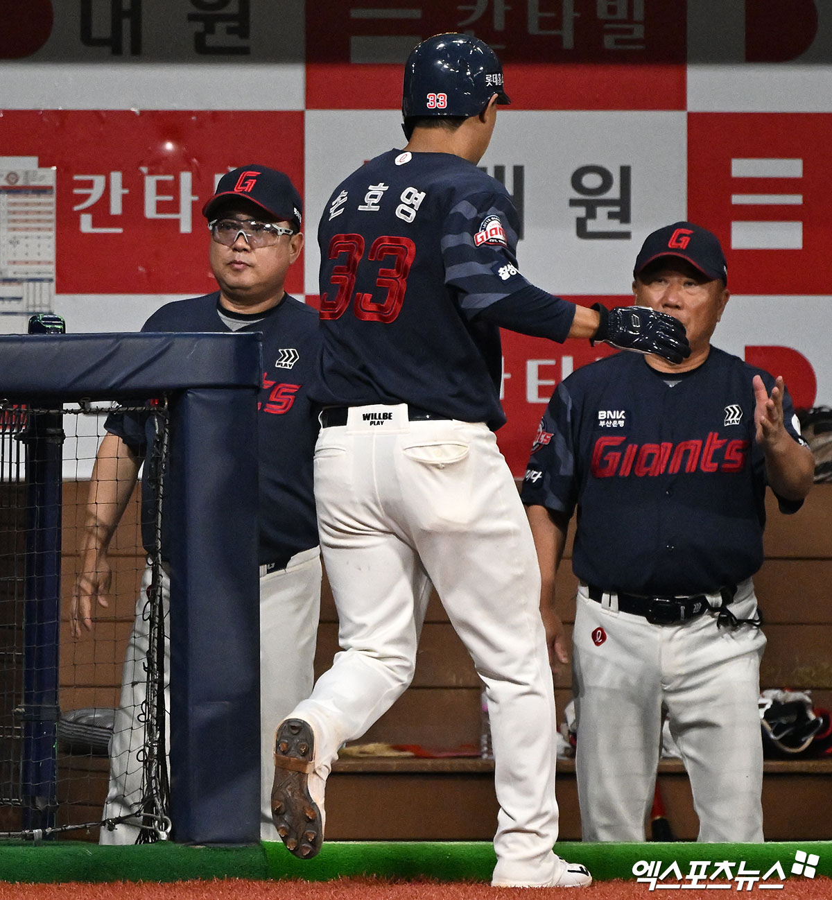 롯데 내야수 손호영은 4일 사직구장에서 열릴 '2024 신한 SOL Bank KBO 리그' KT와 팀 간 14차전 맞대결을 앞두고 3번타자 3루수로 선발 출전한다. 손호영은 하루 전 뜬공 처리 과정에서 얼굴에 공을 맞았지만, 큰 문제 없이 정상 출전한다. 엑스포츠뉴스 DB