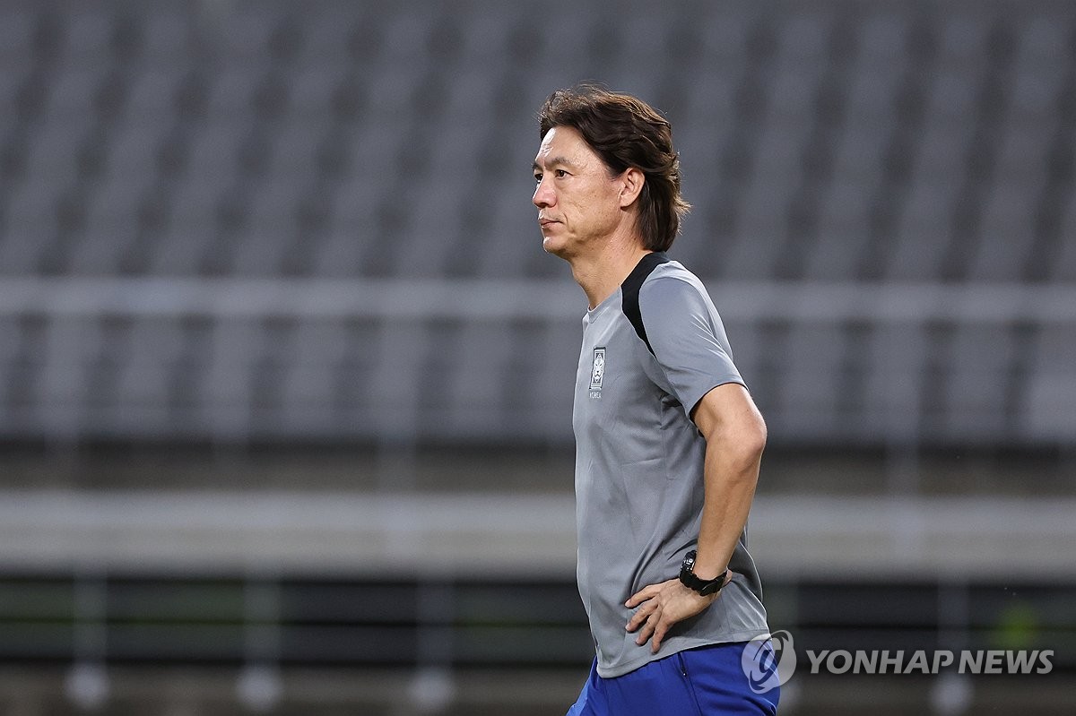 홍명보 축구 국가대표팀 감독이 3일 경기도 고양시 고양종합운동장에서 열린 2026 북중미 월드컵 아시아 3차예선 대비 훈련을 지켜보고 있다. 한국은 5일 서울월드컵경기장에서 팔레스타인과 격돌한다. 연합뉴스