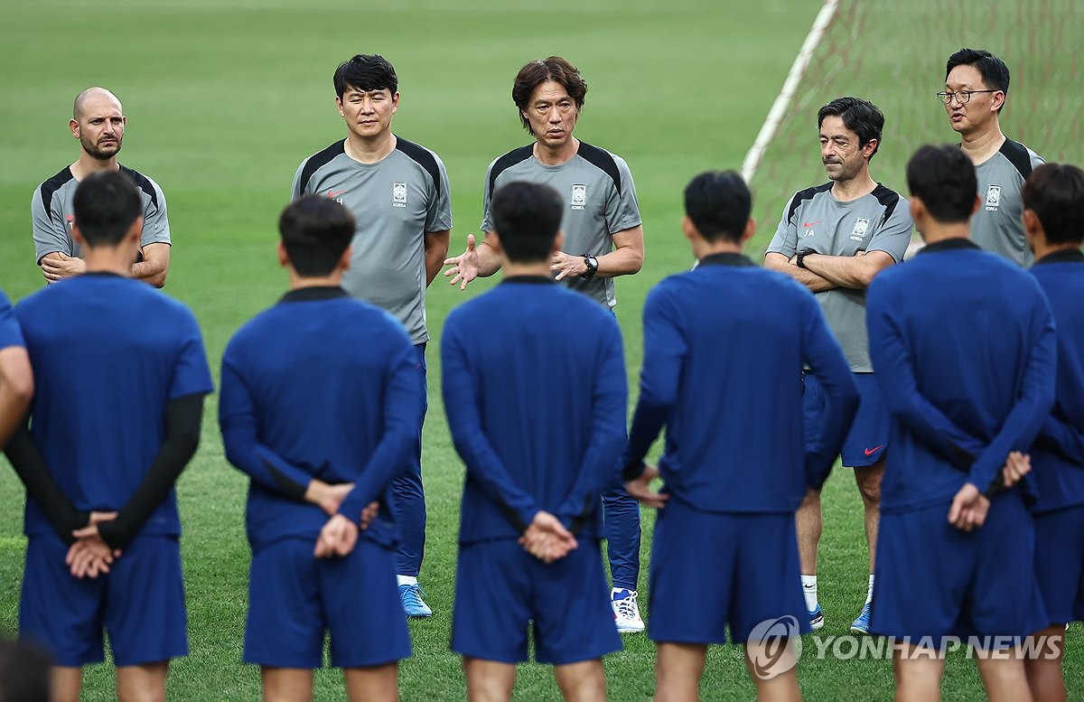 북중미 월드컵 아시아 3차 예선 1차전 한국-팔레스타인과의 경기를 하루 앞둔 4일 오후 서울월드컵경기장에서 진행된 대한민국 축구 대표팀 공식 훈련에서 홍명보 감독이 발언하고 있다. 2024.9.4 연합뉴스