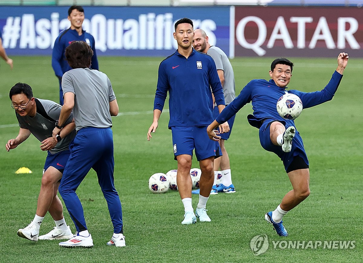 북중미 월드컵 아시아 3차 예선 1차전 한국-팔레스타인과의 경기를 하루 앞둔 4일 오후 서울월드컵경기장에서 진행된 대한민국 축구 대표팀 공식 훈련에서 김민재가 볼을 쫓고 있다. 2024.9.4 연합뉴스